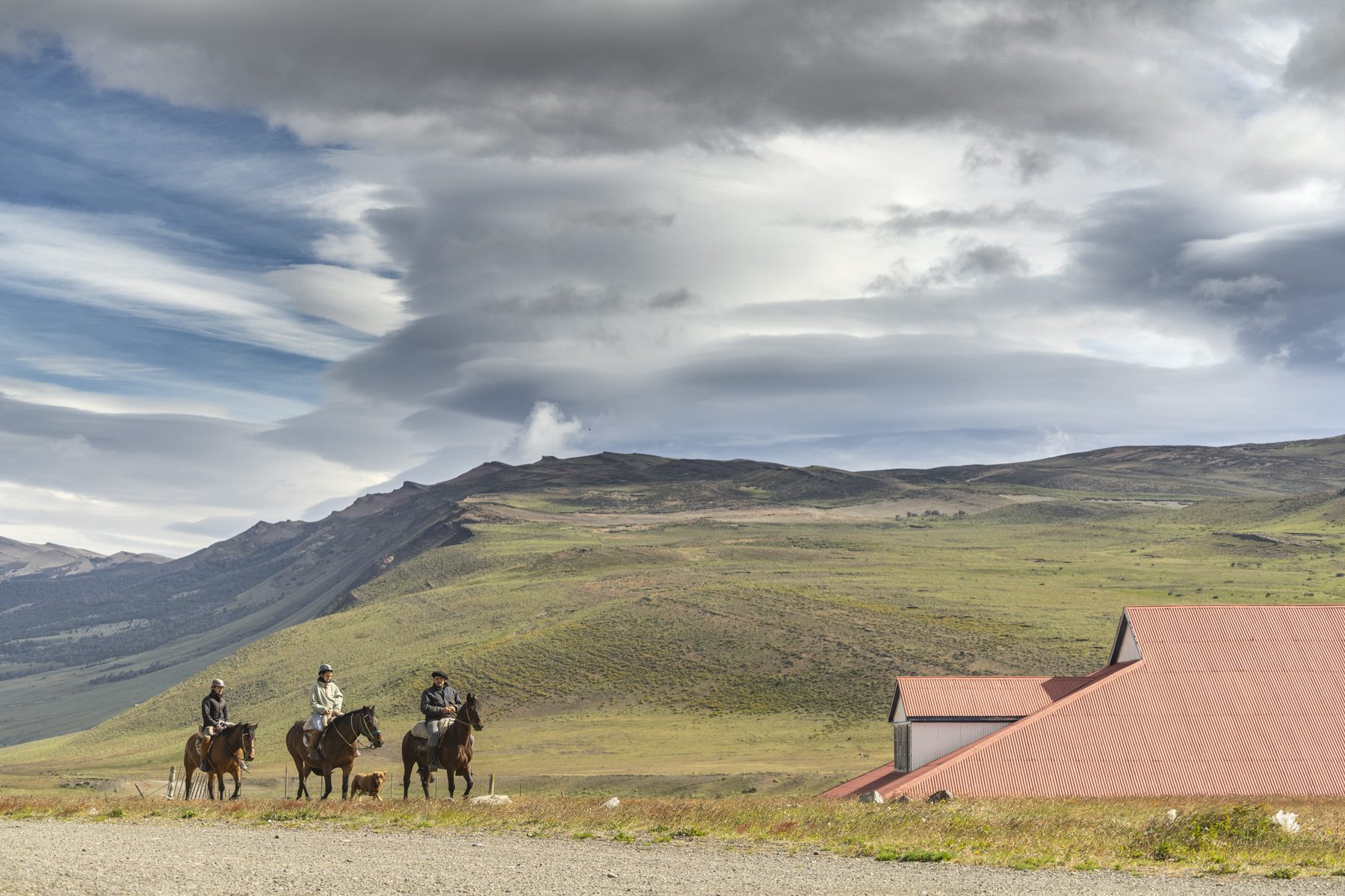 Jinetes saliendo a cabalgar por la pampa