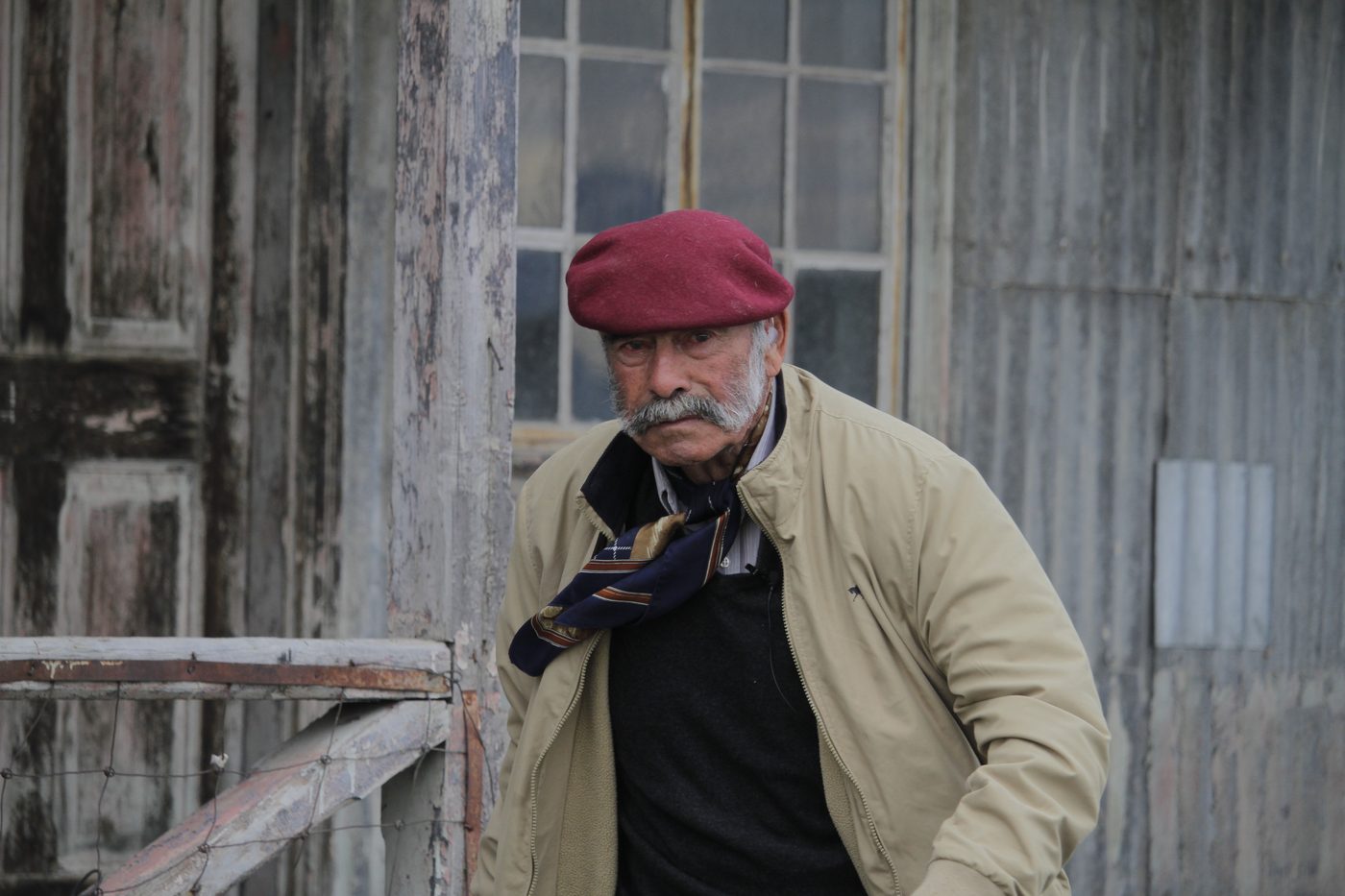 Raúl Cárdenas caminando en la estancia